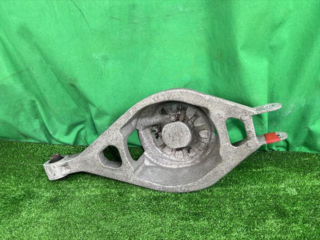 【中古】中古部品 スカイライン NV36 右リアロアアーム 【3330240100-002023522351820】