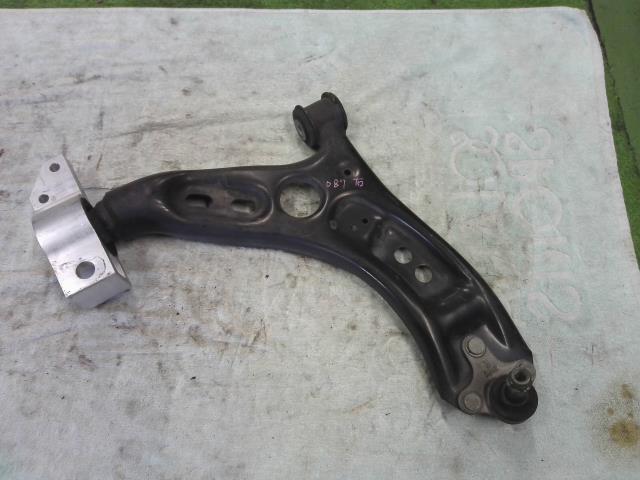 【中古】中古部品 VW シロッコ 13CAV 右フロントロアアーム 【3310200100-000017108751720】