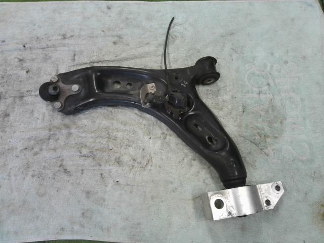 【中古】中古部品 VW シロッコ 13CAV 左フロントロアアーム 【3310200100-000017108751740】