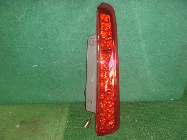 【中古】中古部品 アイシス ANM15W 右テールランプ 【3330370100-000233006415500】