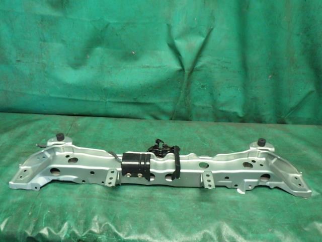 【中古】中古部品 ヴィッツ NSP130 ラジエータコアサポート 【3330990500-230315000117180】