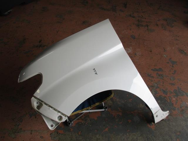 メーカー ダイハツ 車名 タント 型式類別 グレード 660 カスタムXリミテッド 認定型式 DBA-L375S 車両タイプ 5ドアハッチバック 年式 H20/5 シフト CVT 駆動 4×2 通称型式 エンジン型式 KF-VE ミッション型式 アクスル型式 車体色 パールホワイトIII 車体色No W24 トリム色No FJ10 走行距離(Km) 101,631 メーカー純正品番 部品メーカー品番 保証 0ヶ月/0km 付加情報 商品情報 ※純正番号およびモデル番号は参考としてください。※リビルト部品を購入される際のお願い【再生部品】と表示されているものをリビルト部品と呼んでいます。リビルト部品の場合には、交換時に取り外した部品をご返却していただく場合があります。詳しくはこちら※大物商品(ドア・ボンネット・バンパー等)は個人宅への配送ができない場合がございます。その場合、最寄りの配送業者支店止め等の対応となりますので、あらかじめご了承ください。 ページ上部へ【中古】中古部品 タント L375S 左フロントフェンダー 【3310190100-000213043710700】