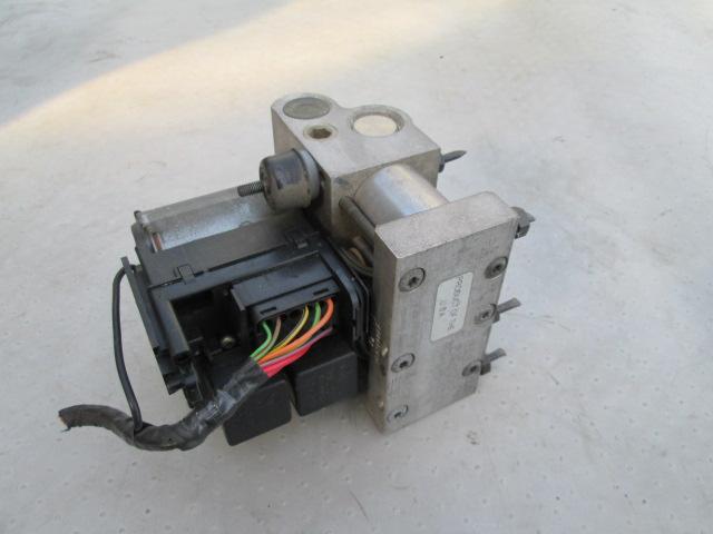 【中古】中古部品 ボルボ 90シリーズ 9B6304 ABSアクチュエーター 【3310190100-001061047042500】