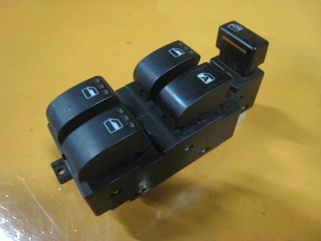 メーカー ダイハツ 車名 ムーヴ 型式類別 15492-0030 グレード 660 X VSII 認定型式 DBA-L175S 車両タイプ 5ドアハッチバック 年式 H21/10 シフト 駆動 通称型式 エンジン型式 KF-VE ミッション型式 アクスル型式 車体色 黒 車体色No X06 トリム色No FH11 走行距離(Km) 95,000 メーカー純正品番 84820-B2210 部品メーカー品番 保証 1ヶ月/1000km 付加情報 右フロント用PW集中スイッチ ★トリム色No【FH11】; 12P 4P 商品情報 ※純正番号およびモデル番号は参考としてください。※リビルト部品を購入される際のお願い【再生部品】と表示されているものをリビルト部品と呼んでいます。リビルト部品の場合には、交換時に取り外した部品をご返却していただく場合があります。詳しくはこちら※大物商品(ドア・ボンネット・バンパー等)は個人宅への配送ができない場合がございます。その場合、最寄りの配送業者支店止め等の対応となりますので、あらかじめご了承ください。 ページ上部へ【中古】中古部品 ムーヴ L175S パワーウインドウスイッチ 【3340220100-001404181361900】