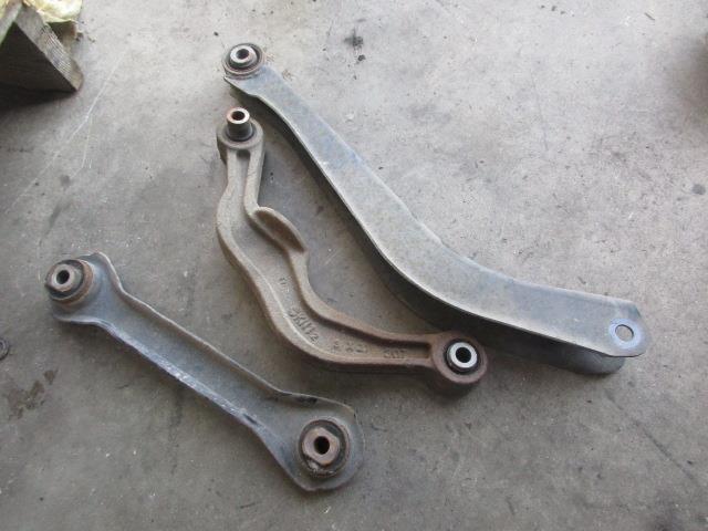 【中古】中古部品 レガシィ BP5 左リアロアアーム 【3310190100-001276737051840】