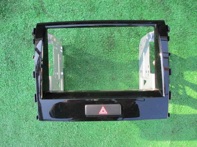 メーカー 日産 車名 ルークス 型式類別 グレード 660 認定型式 DBA-ML21S 車両タイプ 5ドアハッチバック 年式 H22/12 シフト 駆動 通称型式 エンジン型式 K6A-DE ミッション型式 アクスル型式 車体色 ブルーイッシュブラックパール 車体色No トリム色No 走行距離(Km) メーカー純正品番 部品メーカー品番 保証 0ヶ月/0km 付加情報 オーディオパネル　73821 82K10 商品情報 ※純正番号およびモデル番号は参考としてください。※リビルト部品を購入される際のお願い【再生部品】と表示されているものをリビルト部品と呼んでいます。リビルト部品の場合には、交換時に取り外した部品をご返却していただく場合があります。詳しくはこちら※大物商品(ドア・ボンネット・バンパー等)は個人宅への配送ができない場合がございます。その場合、最寄りの配送業者支店止め等の対応となりますので、あらかじめご了承ください。 ページ上部へ【中古】中古部品 ルークス ML21S クラスターパネル 【3310190100-001586959170220】