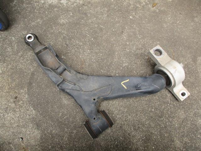 【中古】中古部品 クラウン GRS200 左フロントロアアーム 【3310190100-001556728851740】