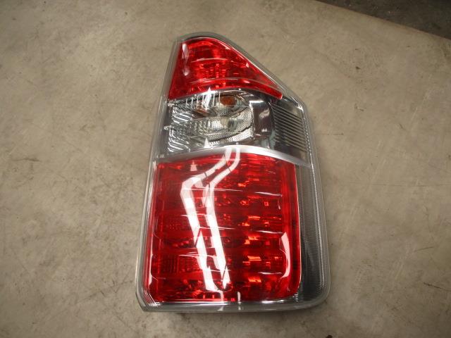 【中古】中古部品 ノア ZRR70G 右テールランプ 【3310190100-001613647715500】