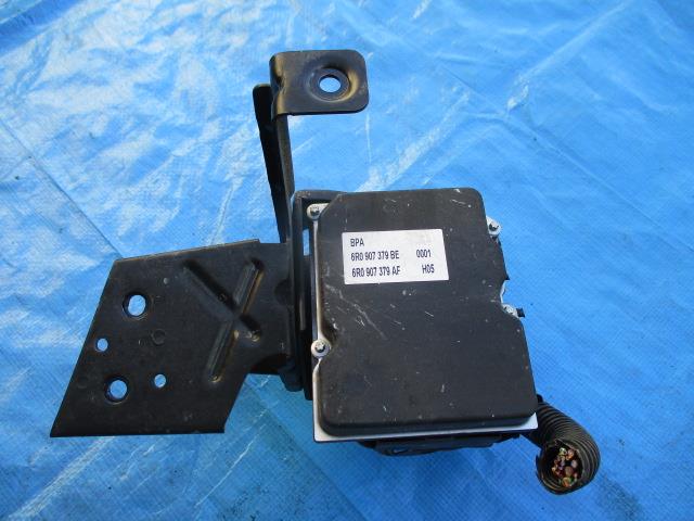 メーカー フォルクスワーゲン 車名 VW ポロ 型式類別 グレード 1200 ポロ 1.2 認定型式 DBA-6RCBZ 車両タイプ 5ドアハッチバック 年式 H25/1 シフト 駆動 通称型式 エンジン型式 CBZ ミッション型式 アクスル型式 車体色 車体色No トリム色No 走行距離(Km) メーカー純正品番 6R0 907 379 BE 部品メーカー品番 保証 1ヶ月/1000km 付加情報 BPA 6R0 907 379 BE 商品情報 ※純正番号およびモデル番号は参考としてください。※リビルト部品を購入される際のお願い【再生部品】と表示されているものをリビルト部品と呼んでいます。リビルト部品の場合には、交換時に取り外した部品をご返却していただく場合があります。詳しくはこちら※大物商品(ドア・ボンネット・バンパー等)は個人宅への配送ができない場合がございます。その場合、最寄りの配送業者支店止め等の対応となりますので、あらかじめご了承ください。 ページ上部へ【中古】中古部品 VW ポロ 6RCBZ ABSアクチュエーター 【3310190100-001655779642500】