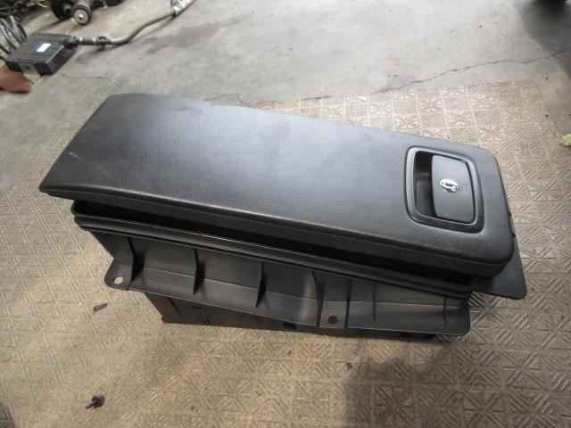 【中古】中古部品 VW ニュービートル 1YAZJ コンソールボックス 【3310190100-001350087977100】