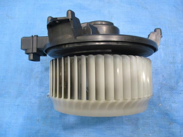【中古】中古部品 ハイエース KDH201V ヒーターブロアモーター 【3310040100-00023...