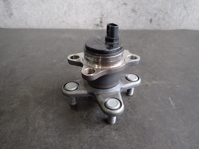 【中古】中古部品 ミラココア L675S リアハブ 【3330470100-230517000144471】