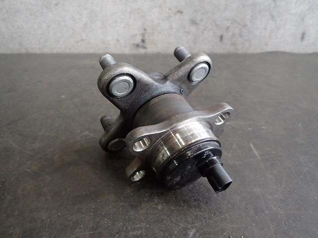【中古】中古部品 ミラココア L675S リアハブ 【3330470100-230517000144471】