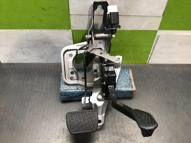 【中古】中古部品 タント LA650S ペダル 【3330530100-000005116477500】