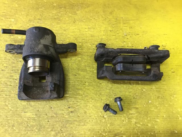 【中古】中古部品 アルファード ANH25W 右リアキャリパー 【3330960100-000052044744430】