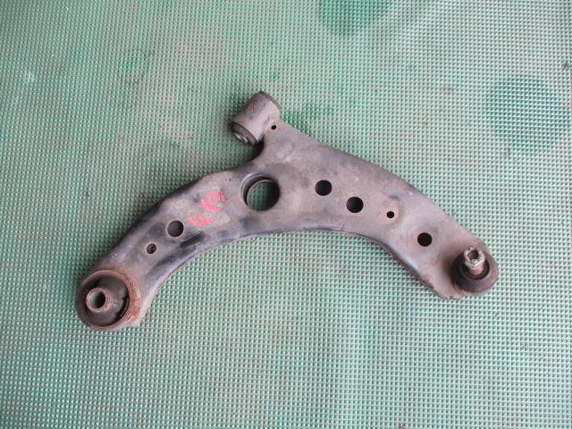 【中古】中古部品 ルーミー M900A 右フロントロアアーム 【3310190100-000233010051720】