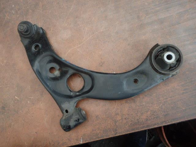 【中古】中古部品 エッセ L235S 右フロントロアアーム 【3331010800-000021158551720】