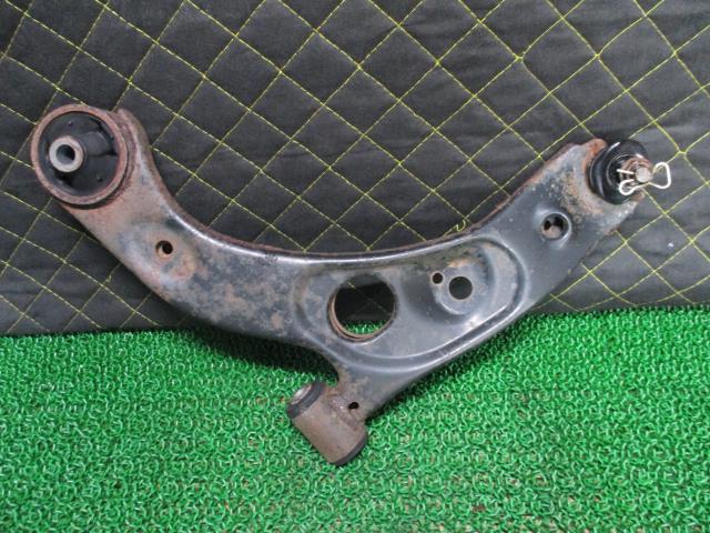 【中古】中古部品 ミラ L250S 左フロントロアアーム 【3330660100-000213021451740】