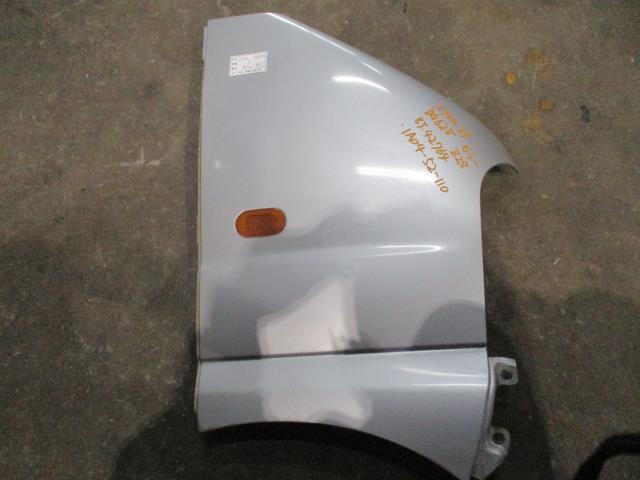 【中古】中古部品 スクラム DG62V 右フロントフェンダー 【3310160100-000004276410600】