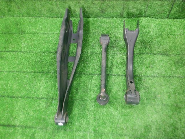 【中古】中古部品 フォレスター SJ5 右リアロアアーム 【3330420100-230711000151820】