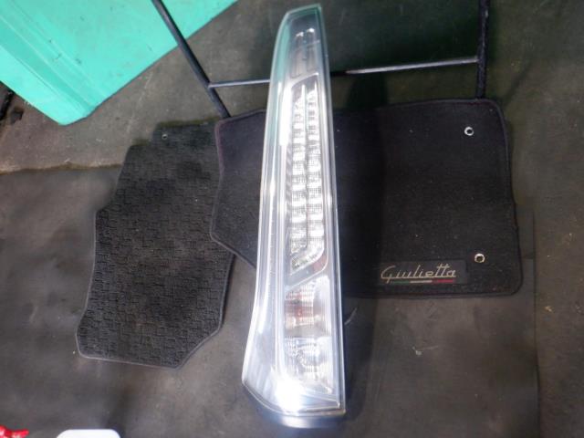 【中古】中古部品 セレナ HFC26 左テールランプ 【3340140100-000023429715600】