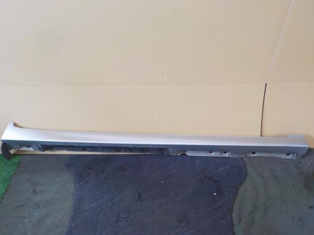 【中古】中古部品 ウィッシュ ZGE20G 右サイドステップ 【3260200000-230710000313700】