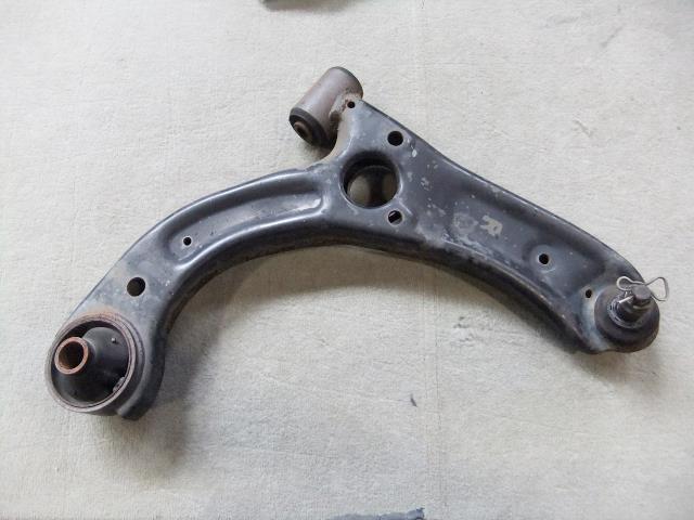 【中古】中古部品 ムーヴ LA100S 右フロントロアアーム 【3310050100-001532928951720】