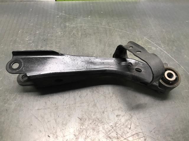 【中古】中古部品 86 ZN6 左リアロアアーム 【3330530100-000005100351841】