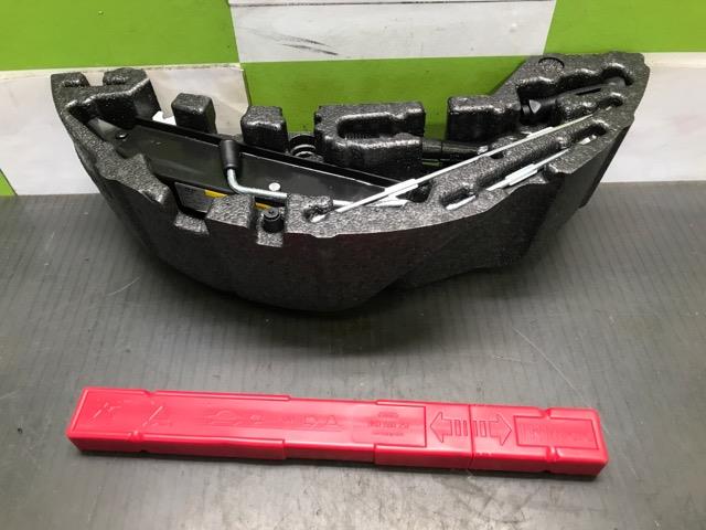 【中古】中古部品 アウディ A1 8XCAX 車載工具 【3330530100-000005138377700】