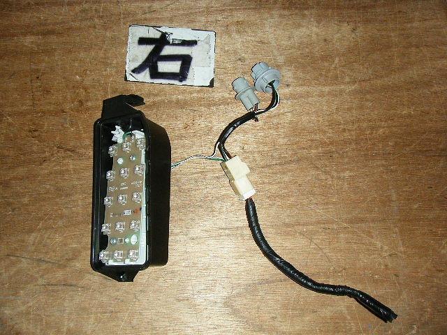 【中古】中古部品 ノア ZRR70W 右テールランプ 【3310050100-001466353215500】