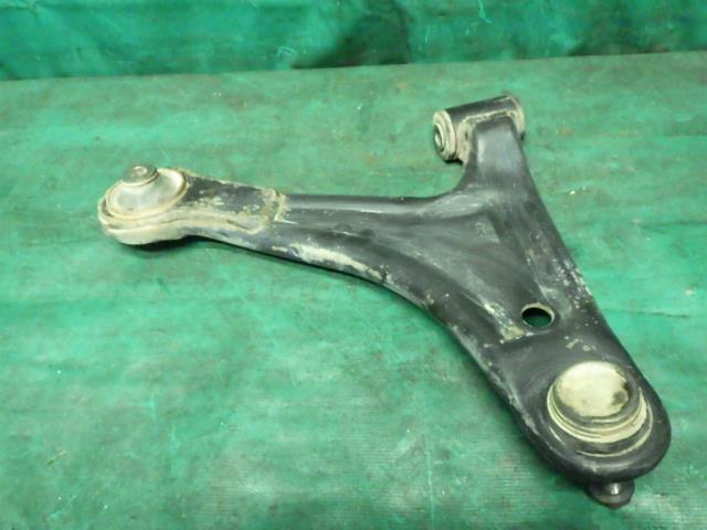 【中古】中古部品 ハイゼットアトレ S220G 右フロントロアアーム 【3330990500-230906000451720】