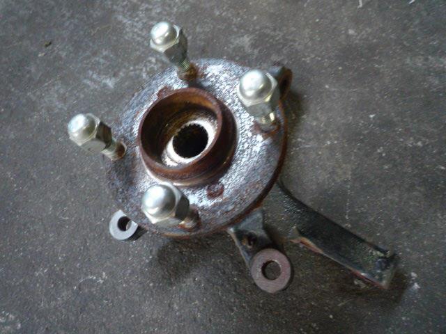 【中古】中古部品 ワゴンR MH23S 右フロントナックルハブ 【3310050100-001268047844310】