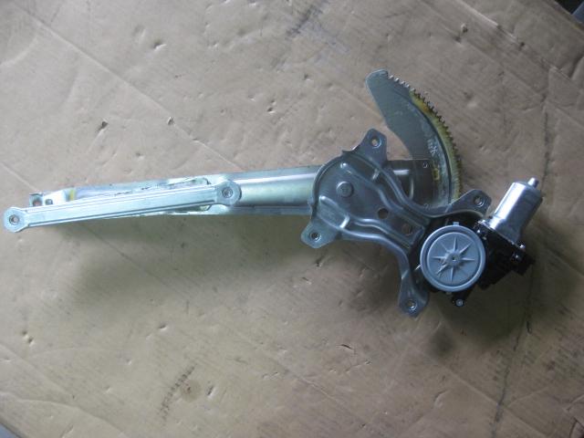 メーカー ダイハツ 車名 ミラ 型式類別 15622-0055 グレード Xリミテッド 認定型式 DBA-L275S 車両タイプ 5ドアハッチバック 年式 H19/9 シフト CVT 駆動 通称型式 L275SGBGF エンジン型式 KF-VE ミッション型式 アクスル型式 車体色 ブライトシルバー(M) 車体色No S28 トリム色No FX40 走行距離(Km) 67,000 メーカー純正品番 69802-B2090 部品メーカー品番 85720-B2020 保証 0ヶ月/0km 付加情報 PW; モーター付85720-B2020; テストO.K 商品情報 ※純正番号およびモデル番号は参考としてください。※リビルト部品を購入される際のお願い【再生部品】と表示されているものをリビルト部品と呼んでいます。リビルト部品の場合には、交換時に取り外した部品をご返却していただく場合があります。詳しくはこちら※大物商品(ドア・ボンネット・バンパー等)は個人宅への配送ができない場合がございます。その場合、最寄りの配送業者支店止め等の対応となりますので、あらかじめご了承ください。 ページ上部へ【中古】中古部品 ミラ L275S 左フロントドアレギュレータ・モーター 【3310050100-000872858413220】