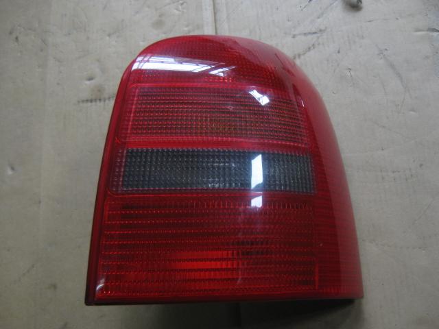 【中古】中古部品 アウディ A4 8DADR 右テールランプ 【3310050100-000858675115500】