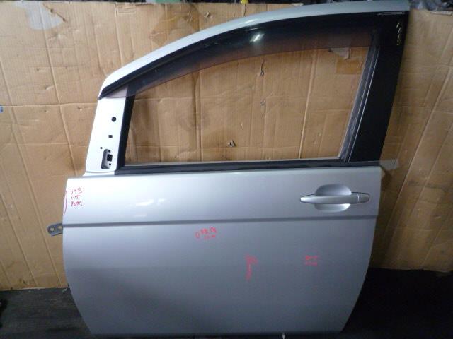 【中古】中古部品 アイシス ZNM10G 右フロントドア 【3310050100-001204813513100】
