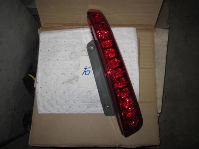 【中古】中古部品 アイシス ZNM10G 右テールランプ 【3310050100-001062565615500】
