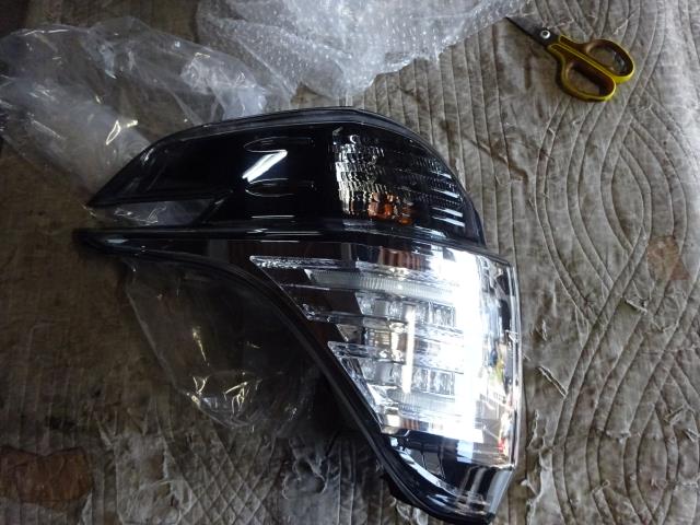 【中古】中古部品 ヴェルファイア AYH30W 左テールランプ 【3310410000-000193075515600】