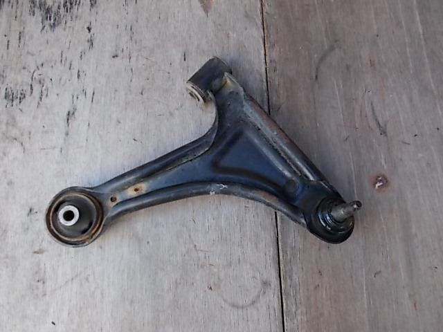 【中古】中古部品 ハイゼット S200V 左フロントロアアーム 【3310210100-230426000351740】