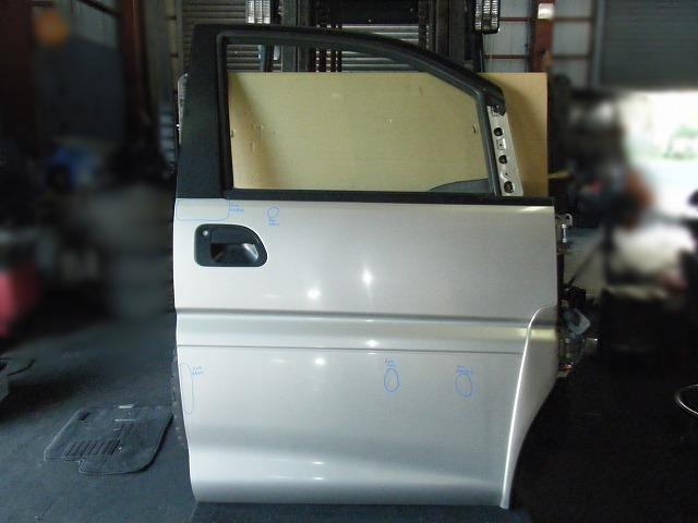 【中古】中古部品 デリカスペースギア PA4W 右フロントドア 【3310050100-001670994813100】