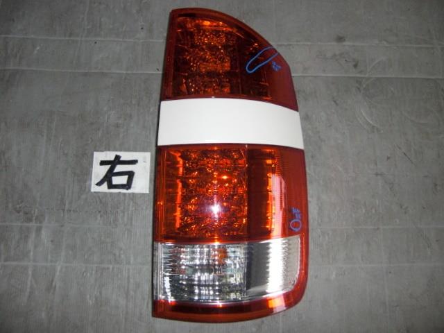 【中古】中古部品 ノア AZR60G 右テールランプ 【3310050100-001316556415500】