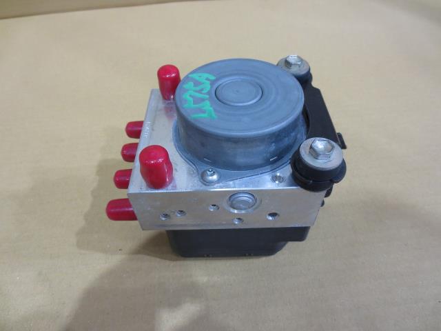 メーカー トヨタ 車名 ピクシススペース 型式類別 16816-0054 グレード X 認定型式 DBA-L575A 車両タイプ 5ドアハッチバック 年式 H26/3 シフト CVT 駆動 4×2 通称型式 L575AGBGF エンジン型式 KF-VE ミッション型式 アクスル型式 車体色 黒 ブラックマイカ(M) 車体色No X07 トリム色No FB11 走行距離(Km) 115,912 メーカー純正品番 44050-B2450 部品メーカー品番 116040-34050 保証 1ヶ月/1000km 付加情報 商品情報 ※純正番号およびモデル番号は参考としてください。※リビルト部品を購入される際のお願い【再生部品】と表示されているものをリビルト部品と呼んでいます。リビルト部品の場合には、交換時に取り外した部品をご返却していただく場合があります。詳しくはこちら※大物商品(ドア・ボンネット・バンパー等)は個人宅への配送ができない場合がございます。その場合、最寄りの配送業者支店止め等の対応となりますので、あらかじめご了承ください。 ページ上部へ【中古】中古部品 ピクシススペース L575A ABSアクチュエーター 【3330460100-000001562742500】