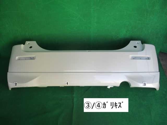 メーカー スズキ 車名 ソリオ 型式類別 グレード ハイブリッドMX 認定型式 DAA-MA36S 車両タイプ 5ドアハッチバック 年式 H27/8 シフト CVT 駆動 通称型式 MA36SFBXB エンジン型式 K12C ミッション型式 アクスル型式 車体色 ピュアホワイト(P) 車体色No ZVR トリム色No 走行距離(Km) メーカー純正品番 71811-81P10-ZVR 部品メーカー品番 保証 0ヶ月/0km 付加情報 フェイスのみ。SZ・MZ。,※外傷状態は画像を参照してください。裏品番：71811-81P1 商品情報 ※純正番号およびモデル番号は参考としてください。※リビルト部品を購入される際のお願い【再生部品】と表示されているものをリビルト部品と呼んでいます。リビルト部品の場合には、交換時に取り外した部品をご返却していただく場合があります。詳しくはこちら※大物商品(ドア・ボンネット・バンパー等)は個人宅への配送ができない場合がございます。その場合、最寄りの配送業者支店止め等の対応となりますので、あらかじめご了承ください。 ページ上部へ【中古】中古部品 ソリオ MA36S リアバンパー 【3380050000-000028033415100】