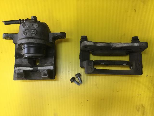 【中古】中古部品 プリウス ZVW30 左フロントキャリパー 【3330960100-000052145544360】