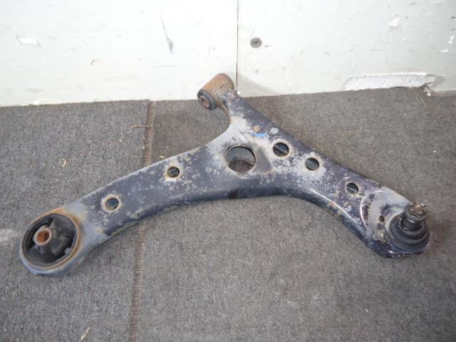 【中古】中古部品 ノア ZRR70G 右フロントロアアーム 【3310050100-001610991851720】