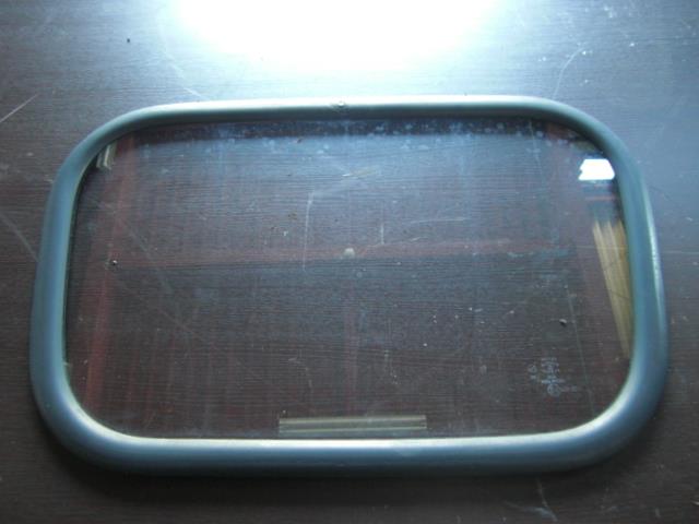 【中古】中古部品 ポーター PC56T リアウインドガラス 【3310050100-001283075815700】