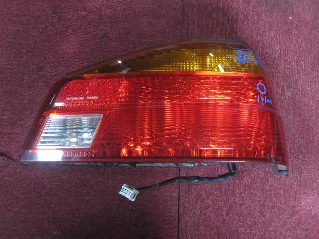 【中古】中古部品 ローレル HC35 右テールランプ 【3310050100-000986746815500】