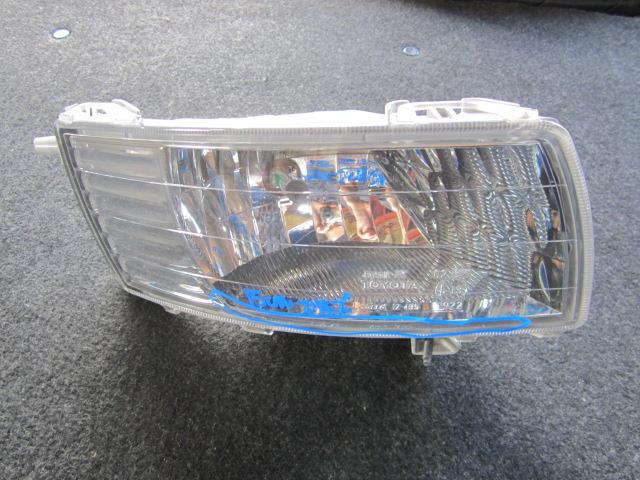 【中古】中古部品 アイシス ZNM10W 右フォグランプ 【3310050100-001265831610850】