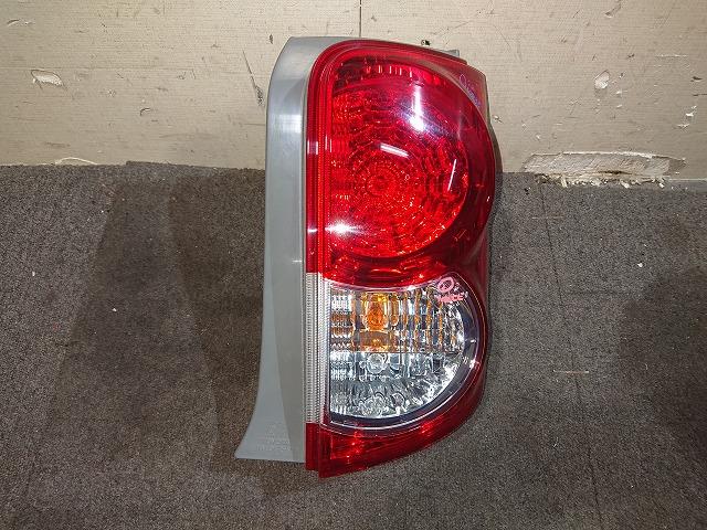 【中古】中古部品 カローラルミオン NZE151N 右テールランプ 【3310050100-001657467915500】