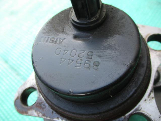 【中古】中古部品 アクア NHP10 リアハブ 【3310190100-000233020944471】