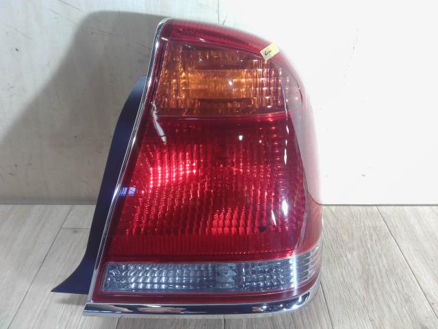【中古】中古部品 クラウンマジェスタ JZS177 右テールランプ 【3310390100-231108000715500】
